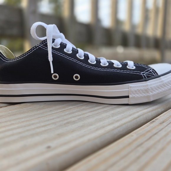 Men's Lowtop Converse Black and White Size 8.5 - Picture 4 of 13